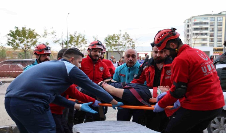 Elazığ Fethi Sekin Şehir Hastanesindeki deprem tatbikatı gerçeği aratmadı