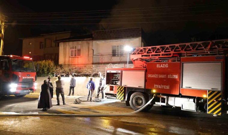 Elazığ’da çatı yangını