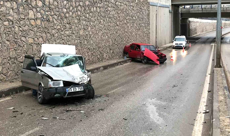 Elazığ’da otomobiller kafa kafaya çarpıştı