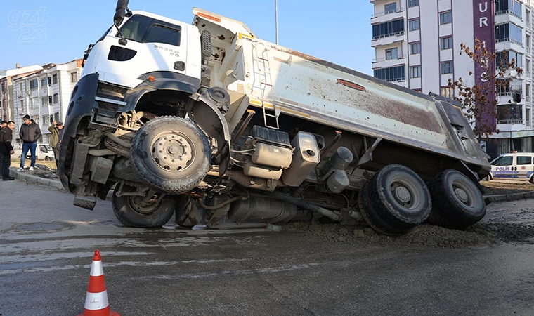 Yol çöktü kamyon çukura düştü