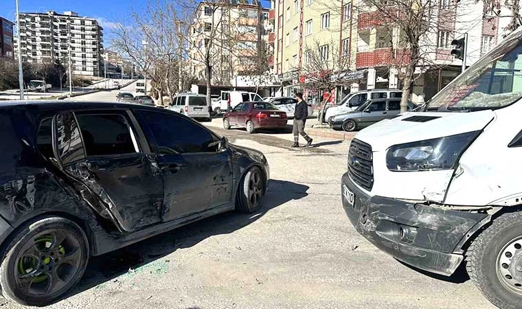 Minibüs ile otomobil çarpıştı: 1 yaralı