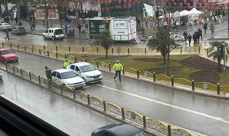 Trafikte arıza yapınca polisler yetişti