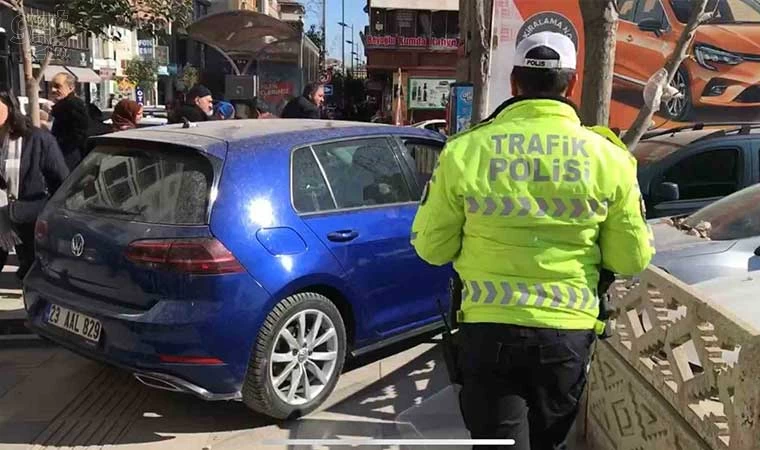 Elazığ’da otomobil duvara çarptı: 2 yaralı