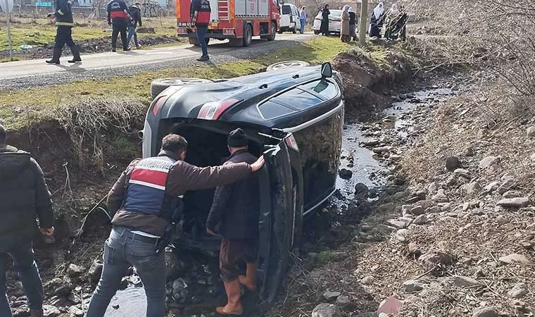 Elazığ’da otomobil yoldan çıkıp takla attı