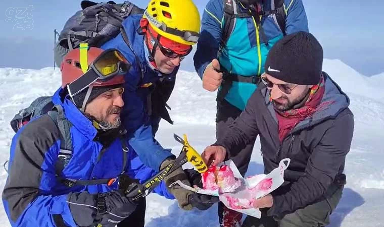 Elazığ’ın zirvesinde doğum günü kutladılar