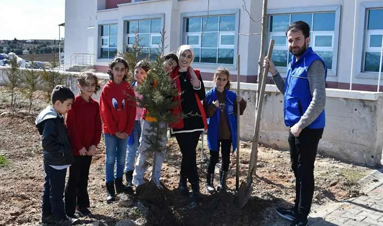 Öğrenciler fidanları toprak ile buluşturdu