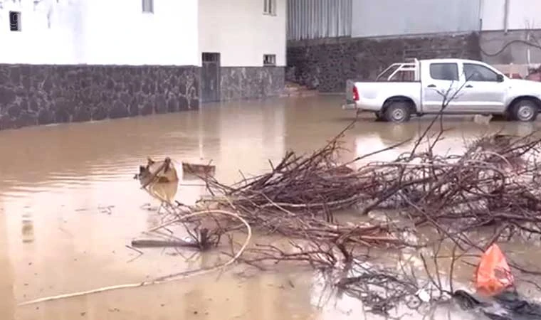 Sağanak yağış hayatı felç etti