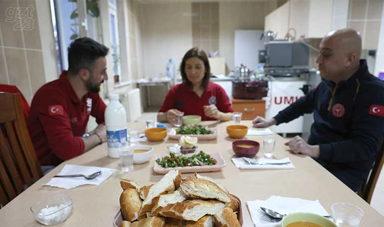 Sağlıkçılar iftarlarını görev başında yaptı