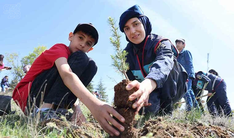 Jandarma öğrencilerle birlikte fidan dikti