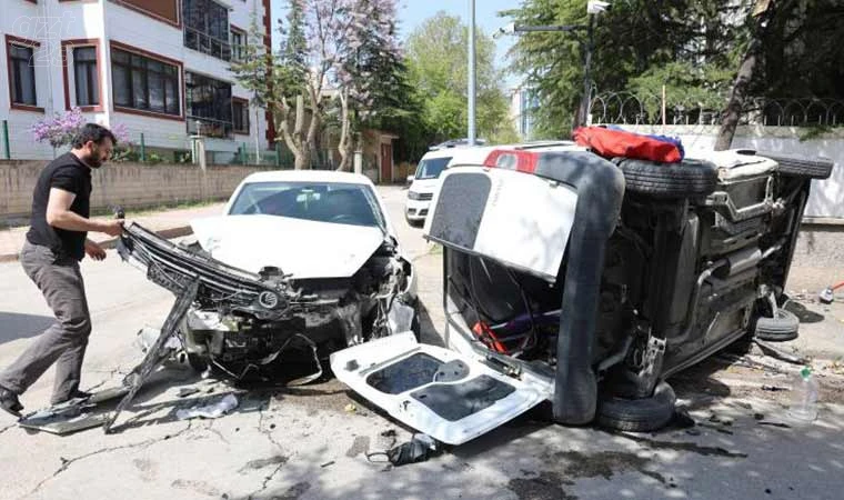 Kaza yapan hafif ticari araç yan yattı