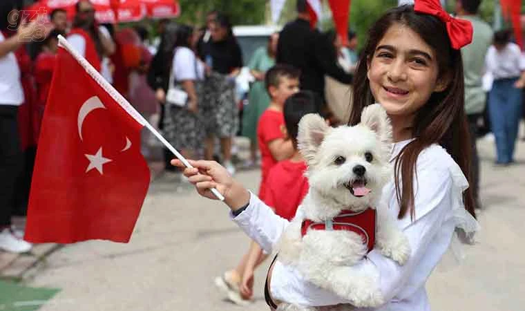 Kurulan 23 Nisan Sokağında çocuklar şiir okudu, halay çekti