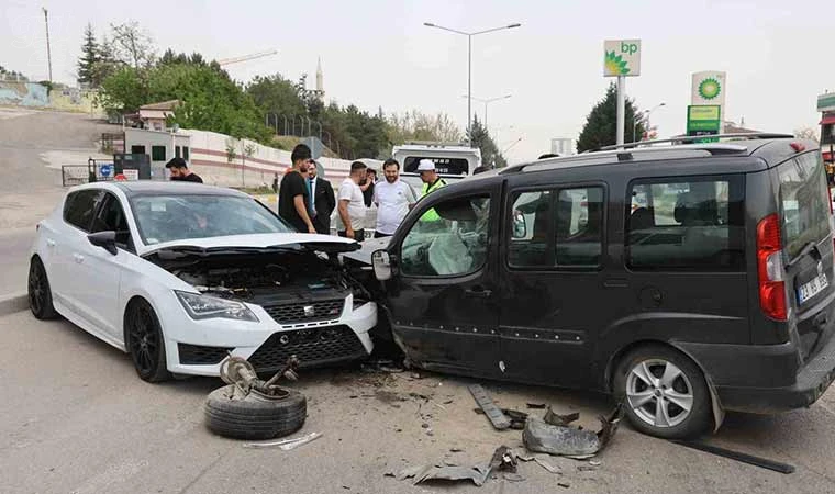 Otomobil ile hafif ticari araç kafa kafaya çarpıştı