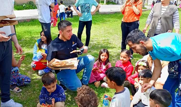 Parkta eğlenen çocuklara pizza sürprizi