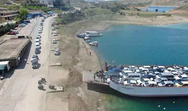 Pertek feribotlarında bayram yoğunluğu