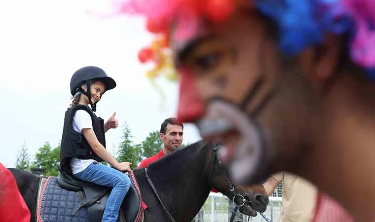 Ahıskalı çocuklar ilk kez at binmenin heyecanını yaşadı