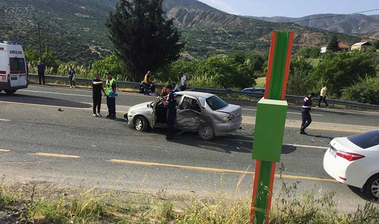 Çarpışan otomobillerden biri alev alev yandı, 1 kişi öldü