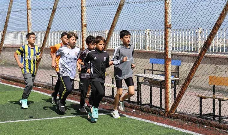 Milli sporcu, çocukları kötü alışkanlıklar yerine spora yönlendiriyor