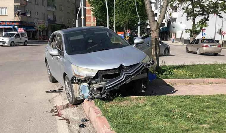 Elazığ’da otomobil refüje çıktı