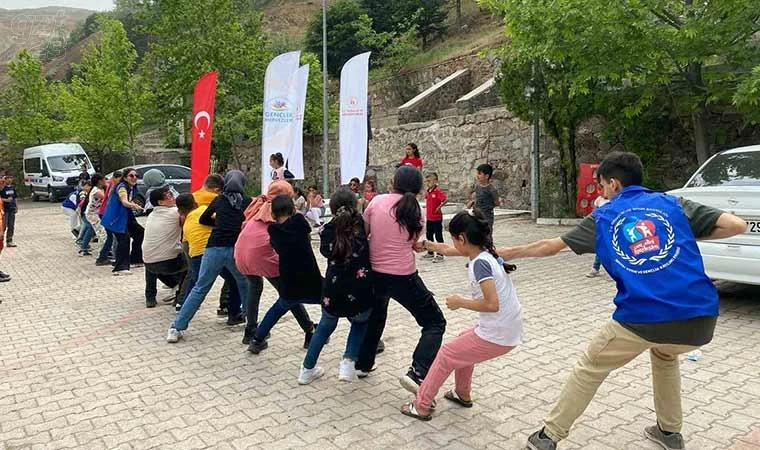 Gençlik merkezi, öğrencilerle bir arada