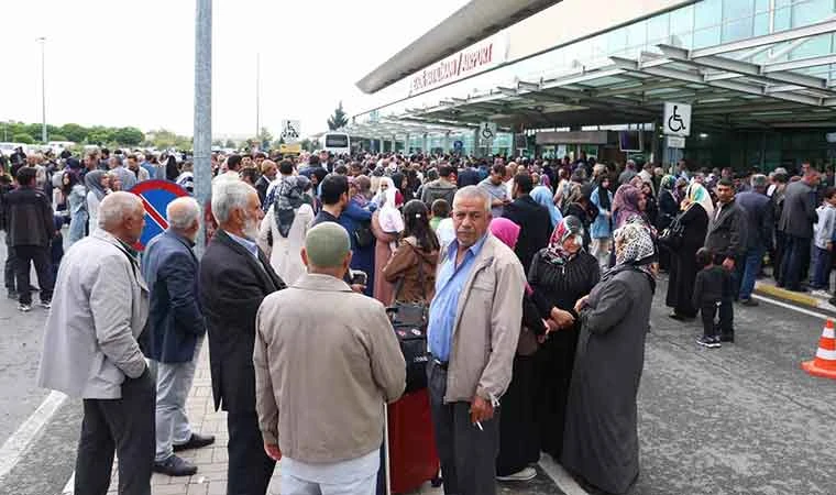 Hacı adaylarını binlerce kişi uğurladı