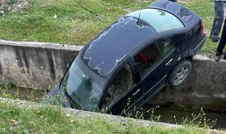 Kontrolden çıkan araç su kanalına düştü