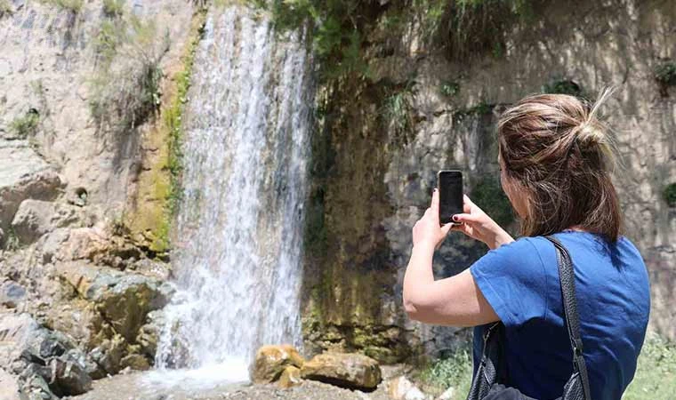 Kuruyan şelale yağmur sularıyla birlikte yeniden canlandı