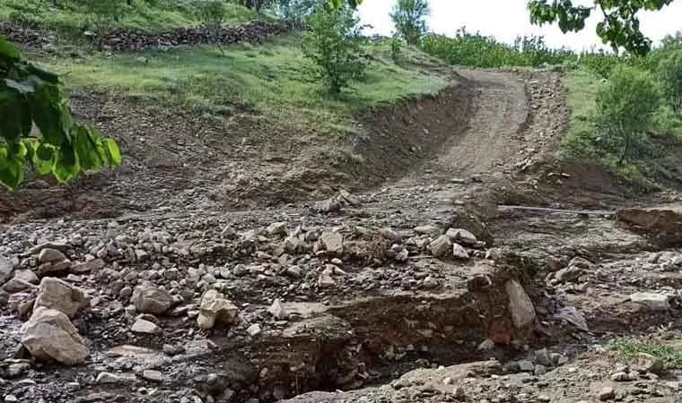 Sağanak sonrası köy yolu çöktü