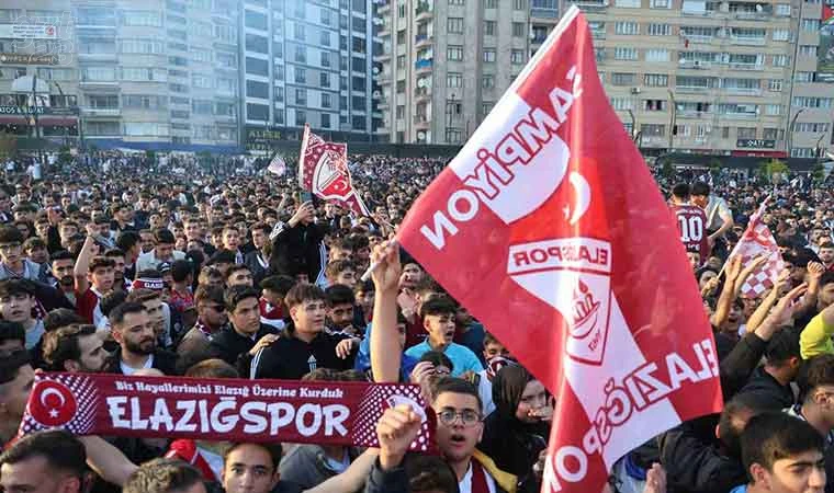 Şampiyonlar Ligi maçını aratmayan atmosfer, binlerce kişi bu maça kilitlendi