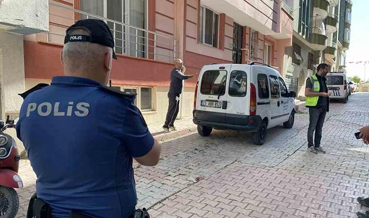 Yaşlı kadın, 4’üncü kattan park halindeki otomobilin üzerine düştü