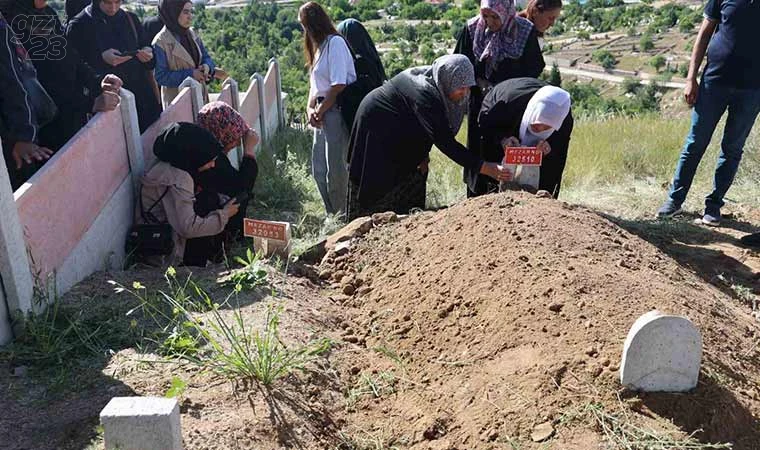 Anneannesinin yanına defnedildi