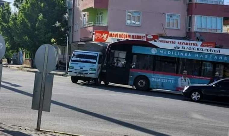 Otobüs ile pikap çarpıştı: 9 yaralı