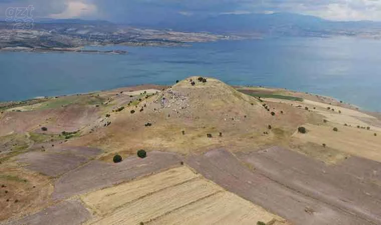 Elazığ’daki höyük manzarası ile dikkat çekiyor