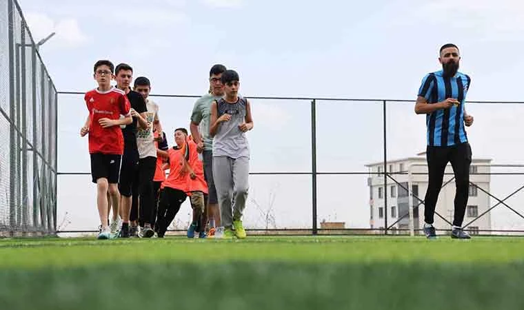 Amatör futbolcu, çocuklara kitap okuma tutkusunu futbolla aşılıyor