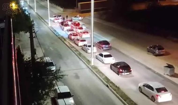 Düğün konvoyunda araçtan inip trafiği durdurup, havaya rastgele ateş açtı