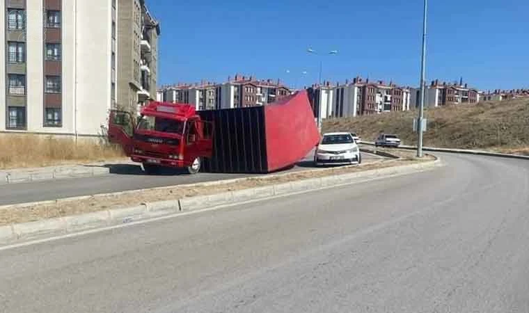 Çatalçeşme'de kamyon devrildi