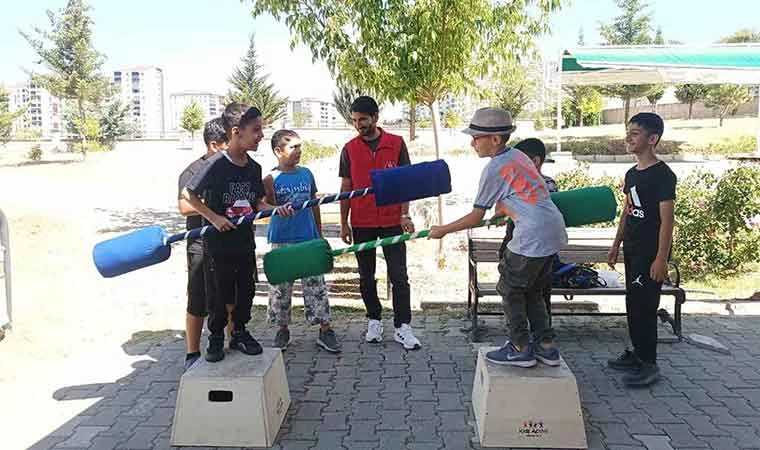 Elazığ Gençlik Merkezi gönüllülerinden cami temizliği