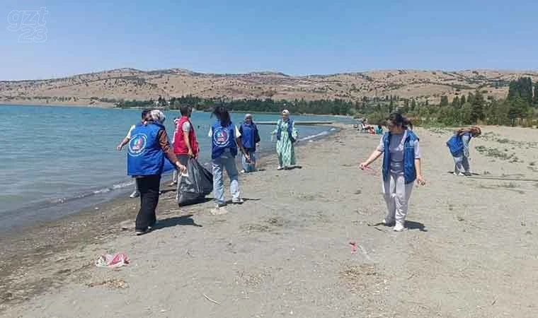 Gençler Hazar Gölü'nde temizlik yaptı