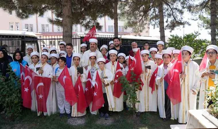 Hafız çocuklar, şehitlerin kabirleri başında Kur’an-ı Kerim okudu