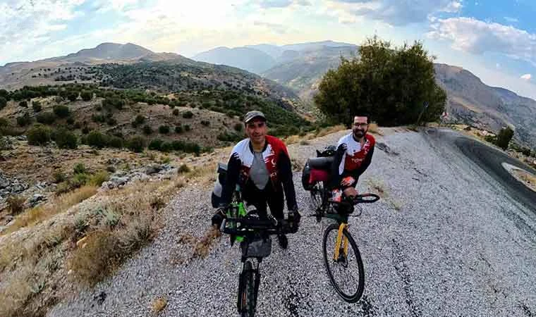 İki öğretmen bisikletle 5 günde 450 kilometre yol yaptı