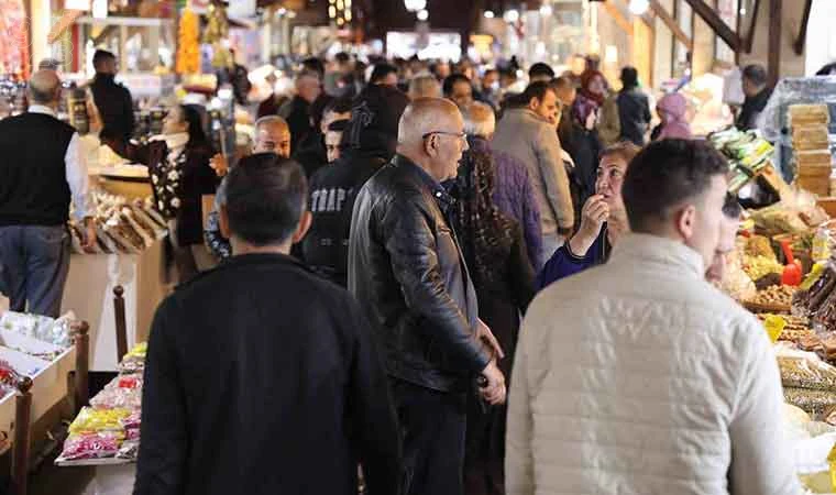 Kapalı Çarşı’daki gurbetçi yoğunluğu esnafın yüzünü güldürdü