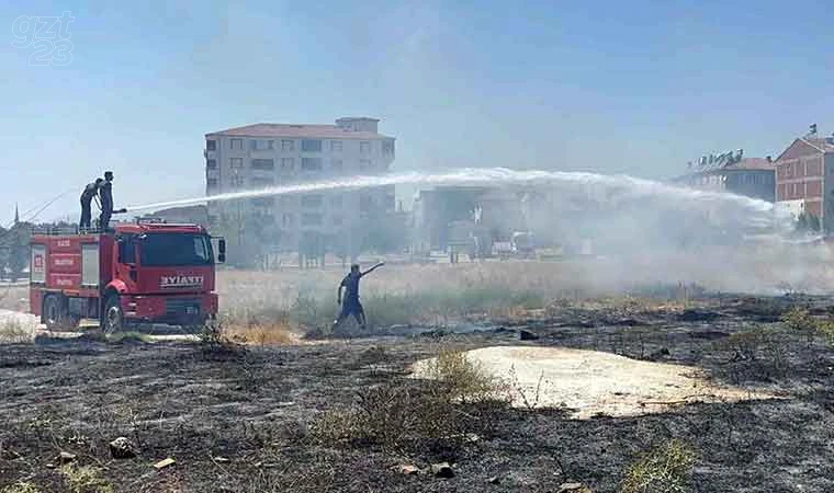 Elazığ'da mahalle arasında çıkan ot yangını söndürüldü