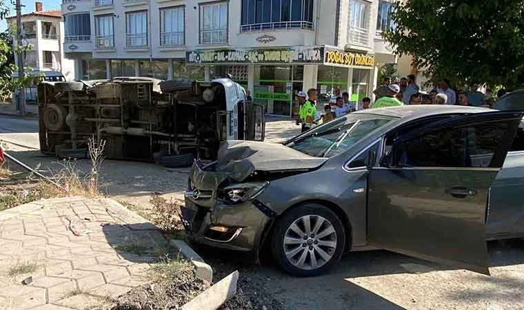 Otomobille çarpışan minibüs yan yattı