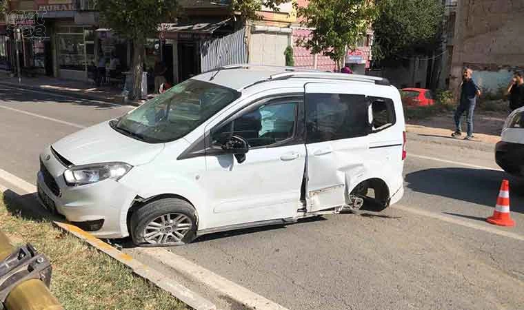 Ambulans ile hafif ticari araç çarpıştı