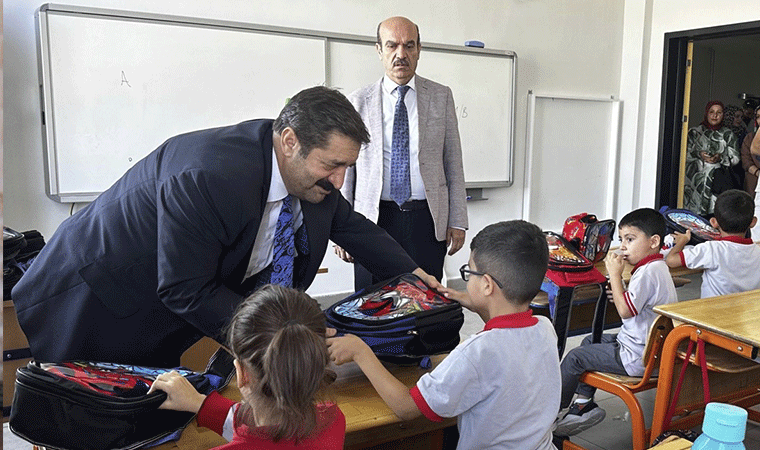 Elazığ Belediyesi’nden öğrencilere kırtasiye seti ve okul çantası desteği