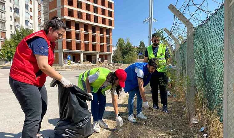 Elazığ’da gençlerden çevre temizliği