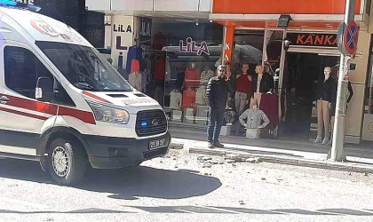 Elazığ’da yolda yürüyen vatandaş, saniyelerle ölümden döndü