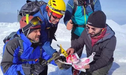 Elazığ’ın zirvesinde doğum günü kutladılar