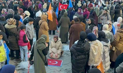 Mitingde bayrağı önüne alıp namaz kıldı