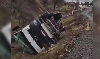 Yol çöktü, beton mikseri yan yattı