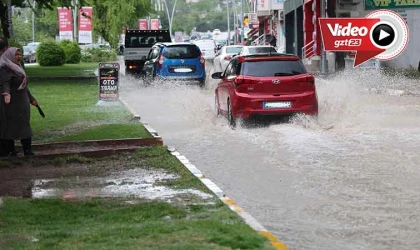 Elazığ’da sağanak hayatı felç etti